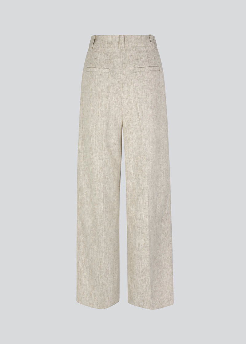 Tailored pants in a linen blend with wide legs. HaleyMD pants have a high waist with pleats, two welt pockets and side pockets. The model is 175 cm and wears a size S/36.<br>