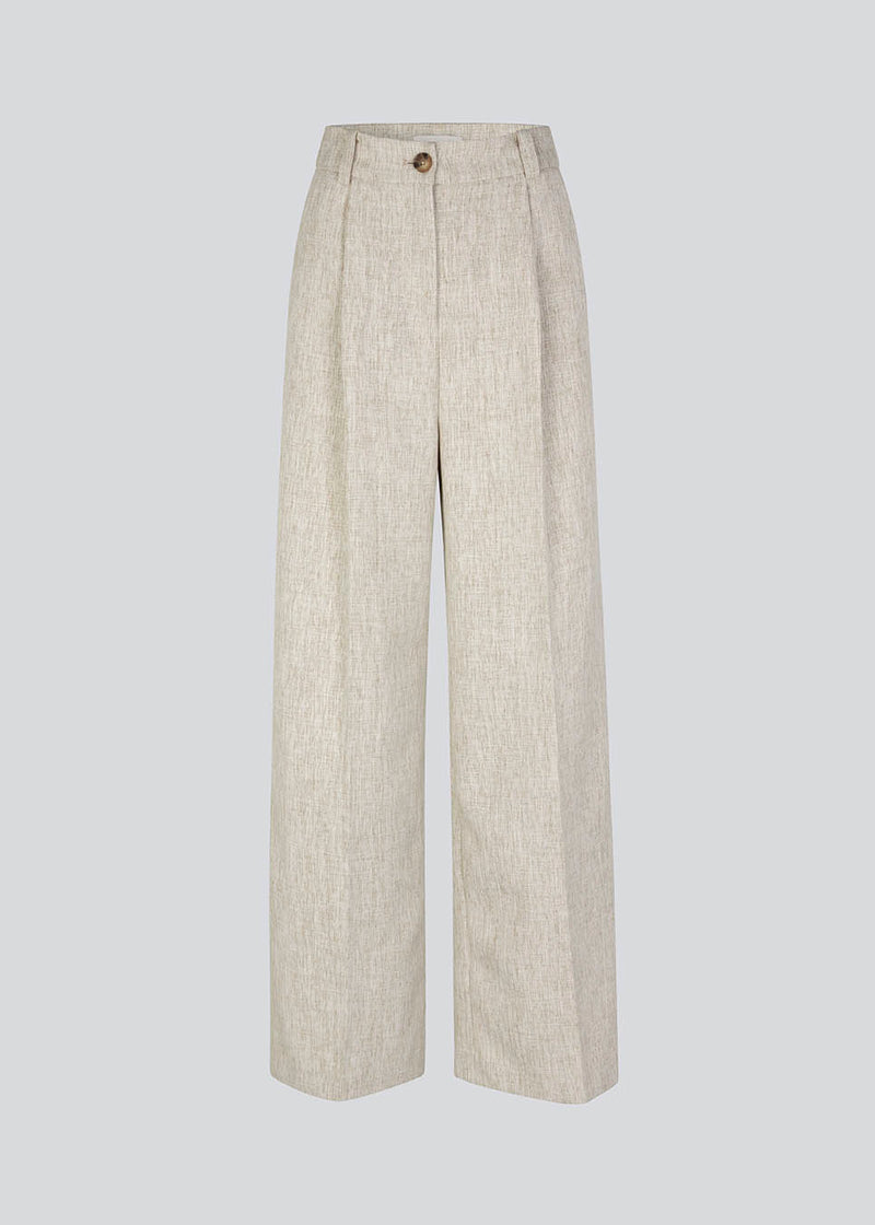 Tailored pants in a linen blend with wide legs. HaleyMD pants have a high waist with pleats, two welt pockets and side pockets. The model is 175 cm and wears a size S/36.<br>