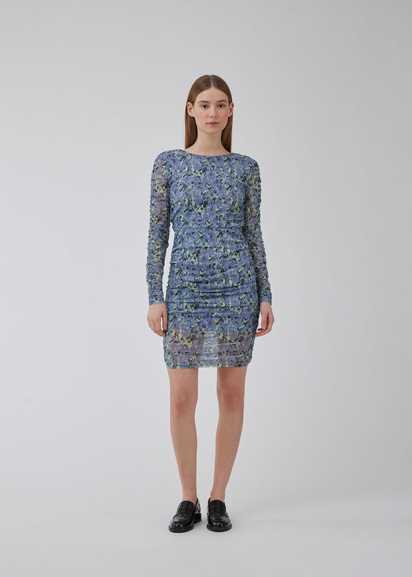 Short dress with a figure-hugging, stretchy fit. HamiltonMD print dress has a v-neckline at the back, long transparent sleeves, and elastic ruching at sides and on the sleeves. The model is 175 cm and wears a size S/36.