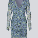 Short dress with a figure-hugging, stretchy fit. HamiltonMD print dress has a v-neckline at the back, long transparent sleeves, and elastic ruching at sides and on the sleeves. The model is 175 cm and wears a size S/36.
