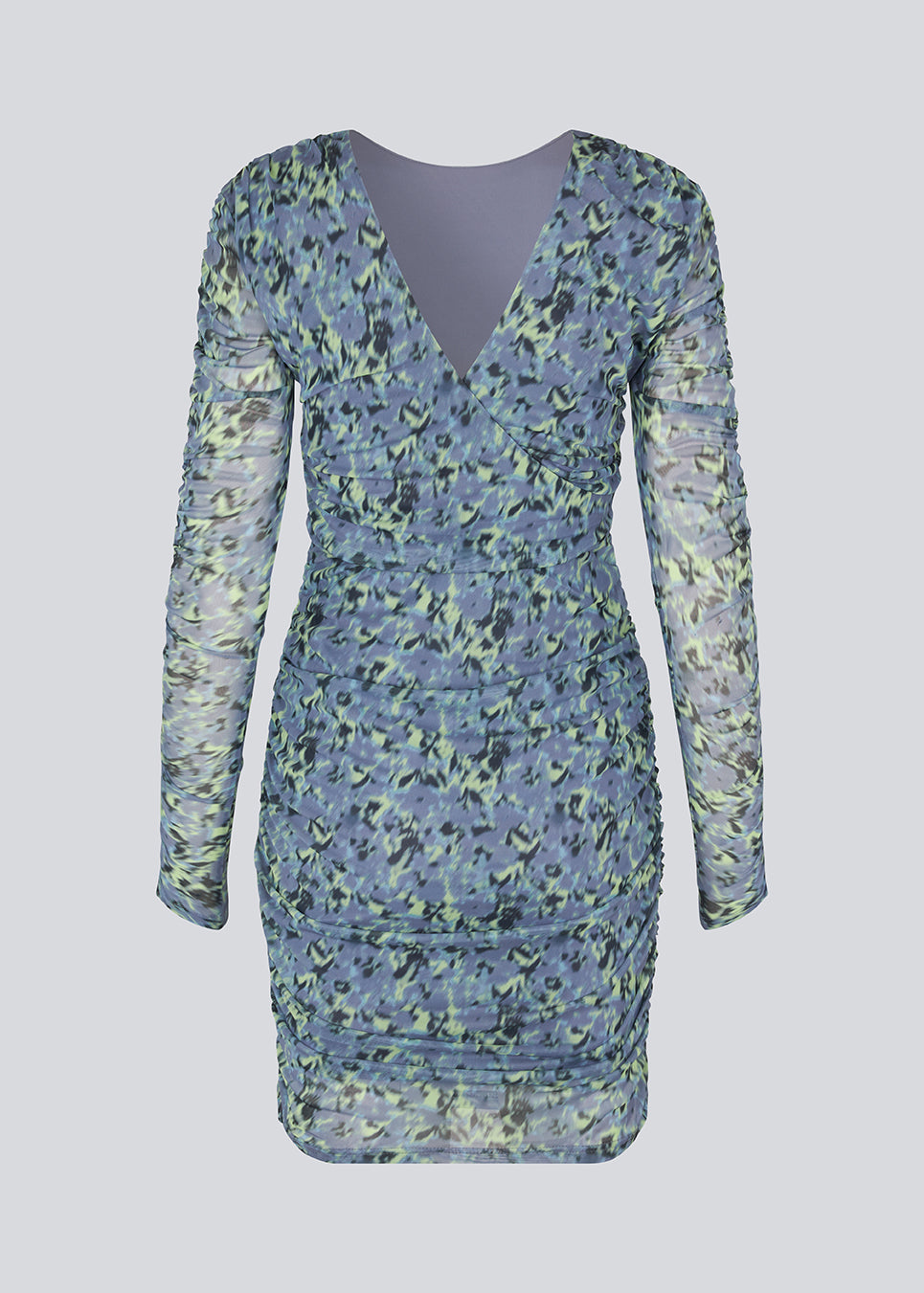 Short dress with a figure-hugging, stretchy fit. HamiltonMD print dress has a v-neckline at the back, long transparent sleeves, and elastic ruching at sides and on the sleeves. The model is 175 cm and wears a size S/36.