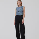 Short, slim-fit top in a recycled quality with print. HamiltonMD print top has a high boat neck, is sleeveless, and has elastic ruching at sides and at the shoulder seam. The model is 175 cm and wears a size S/36.