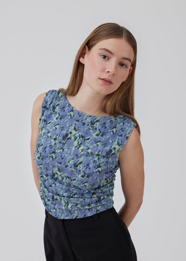 Short, slim-fit top in a recycled quality with print. HamiltonMD print top has a high boat neck, is sleeveless, and has elastic ruching at sides and at the shoulder seam. The model is 175 cm and wears a size S/36.