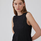 HamsonMD dress has an A-line shape, a round neck and without sleeves. HamsonMD dress has an opening in the back with button closure. The model is 175 cm and wears a size S/36.