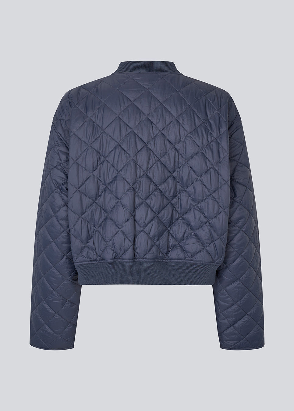 Lightly padded jacket in a quilted material with a short, ribbed collar, and zipper in front. HankMD jacket has a short and loose fit. Made from recycled nylon.