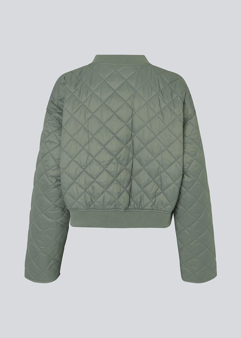 Lightly padded jacket in a quilted material with a short, ribbed collar, and zipper in front. HankMD jacket has a short and loose fit. Made from recycled nylon. The model is 175 cm and wears a size S/36.