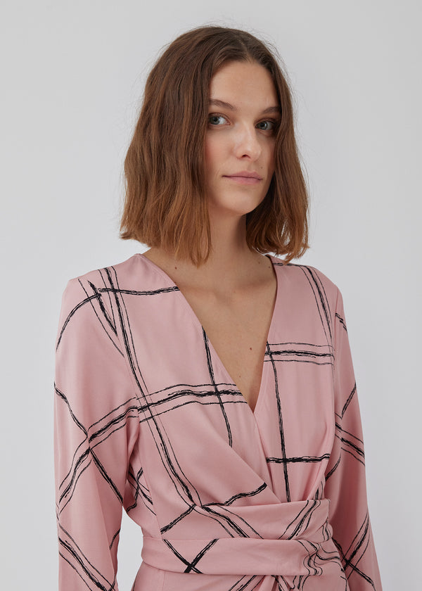 Midi dress with long sleeves and a v-shaped neckline. HardieMD print dress has a wrap detail below the chest with a tieband in the back. Slits at both sides. The model is 175 cm and wears a size S/36.