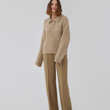 Knitted jumper made from a wool and alpaca blend. HardwickMD polo has a loose fit with collar and buttons in front, dropped shoulders, and long sleeves with a smaller, ribbed cuff. The model is 175 cm and wears a size S/36.