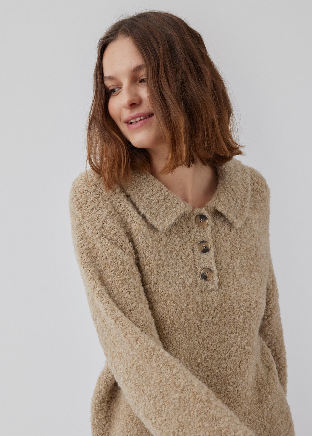 Knitted jumper made from a wool and alpaca blend. HardwickMD polo has a loose fit with collar and buttons in front, dropped shoulders, and long sleeves with a smaller, ribbed cuff. The model is 175 cm and wears a size S/36.