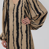 Printed midi dress with a v-neckline and long balloon sleeves with elastic. HarlandMD print dress has a loose silhouette. The model is 175 cm and wears a size S/36.