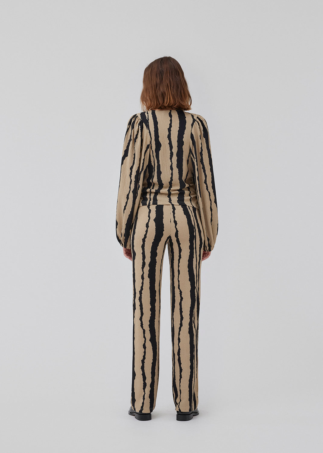 Pants in a woven, printed quality. HarlandMD print pants has a relaxed shape with straight legs and medium elasticated waist. The model is 175 cm and wears a size S/36.