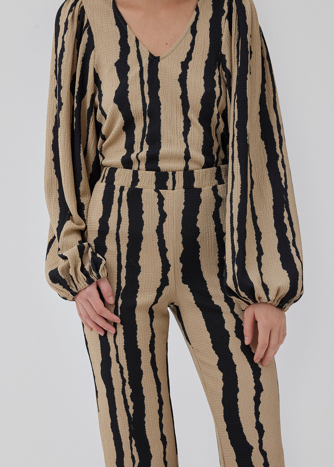Pants in a woven, printed quality. HarlandMD print pants has a relaxed shape with straight legs and medium elasticated waist. The model is 175 cm and wears a size S/36.