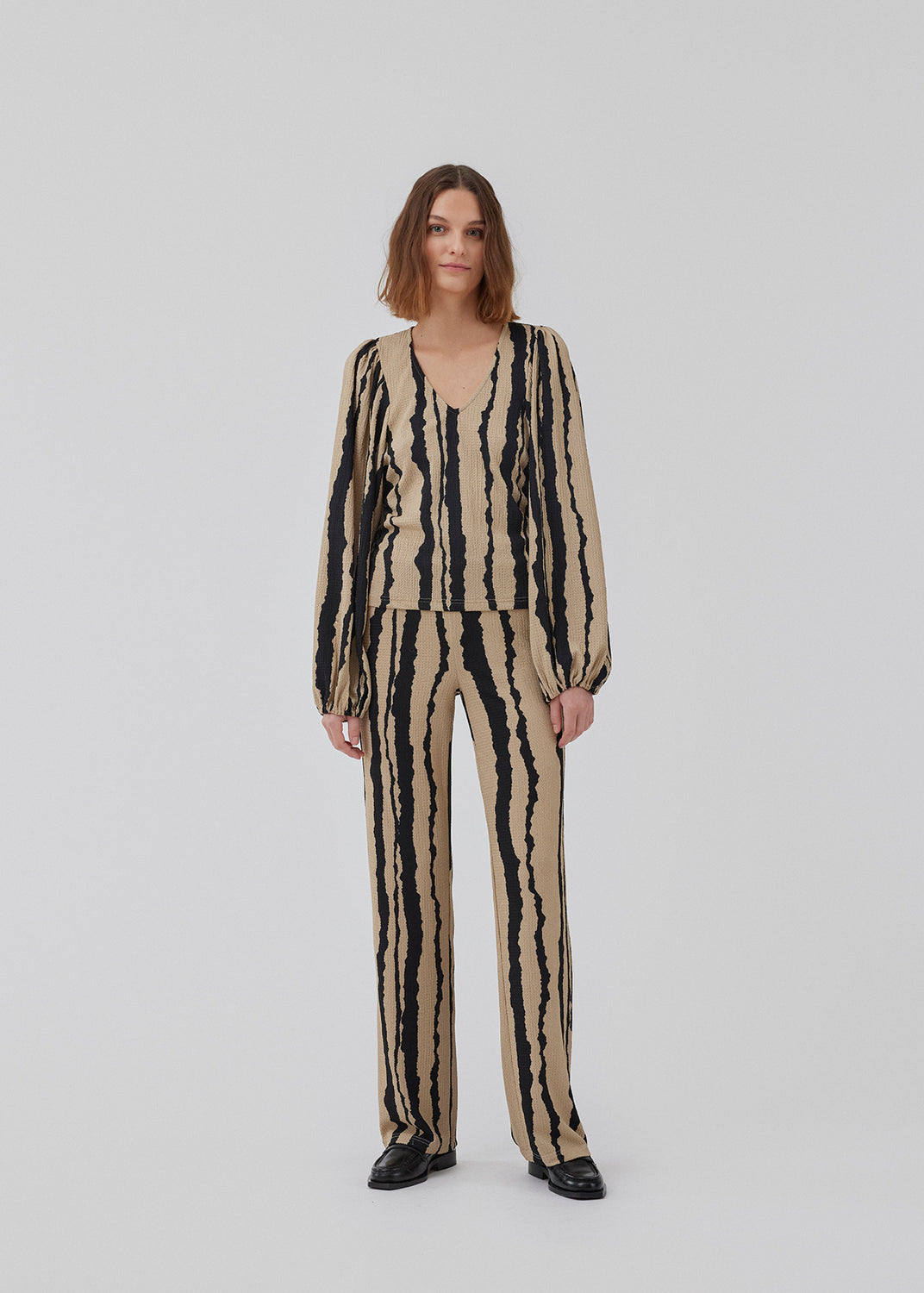 Pants in a woven, printed quality. HarlandMD print pants has a relaxed shape with straight legs and medium elasticated waist. The model is 175 cm and wears a size S/36.