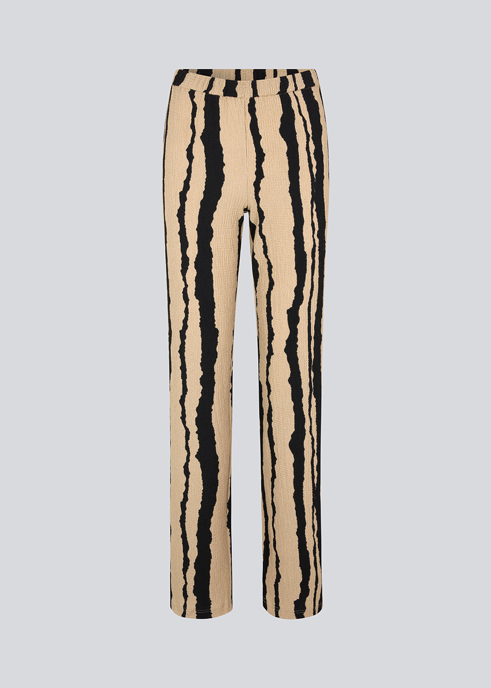 Pants in a woven, printed quality. HarlandMD print pants has a relaxed shape with straight legs and medium elasticated waist. The model is 175 cm and wears a size S/36.