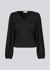 HarlandMD top in black has a regular fit in a woven quality with a v-shaped neckline in front, and long balloon sleeves with elasticated cuff. The model is 175 cm and wears a size S/36.