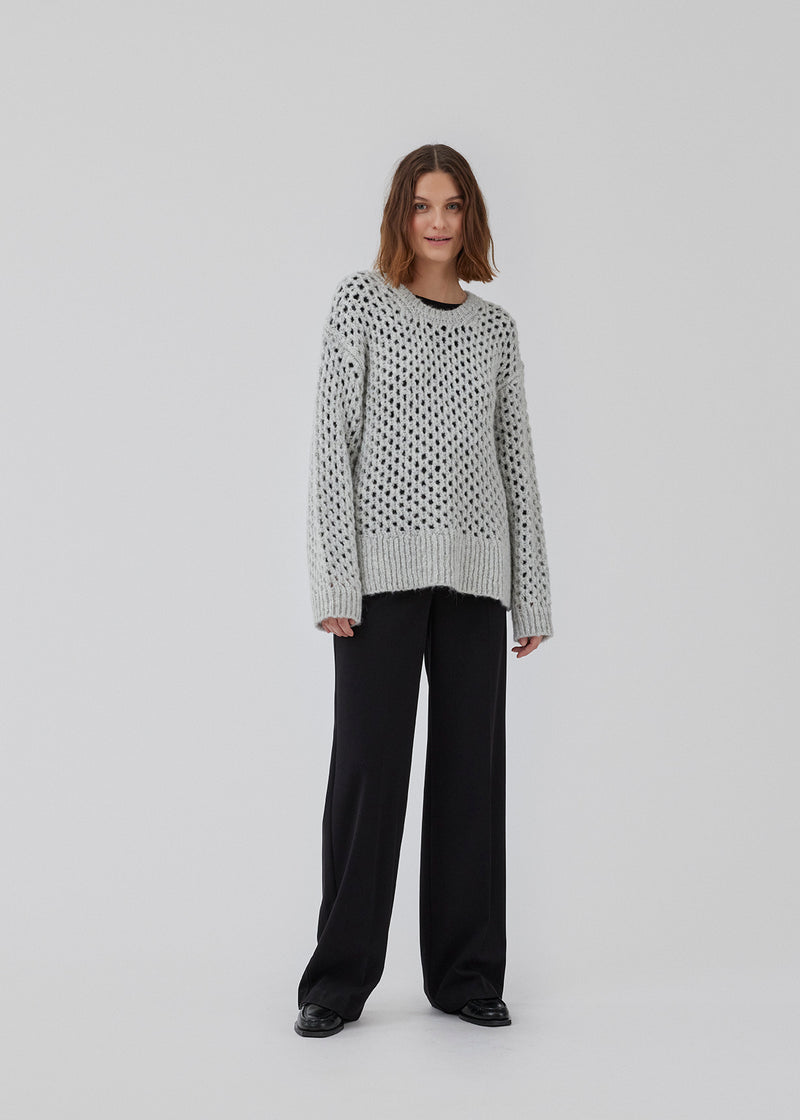 Open knit jumper in quality containing wool and alpaca. HaroldMD o-neck has a round neck, dropped shoulders, and wide rib trimmings on neckline, cuffs and hem. The model is 175 cm and wears a size S/36.