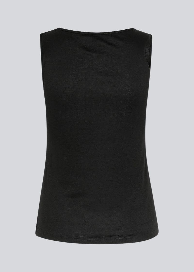 HarperMD top in black has a figure-hugging fit in a thin, soft jersey with a high, round neck. Sleeveless. The model is 175 cm and wears a size S/36.