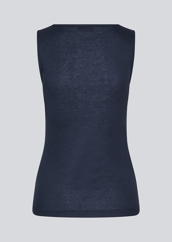 HarperMD top has a figure-hugging fit in a thin, soft jersey with a high, round neck. Sleeveless.