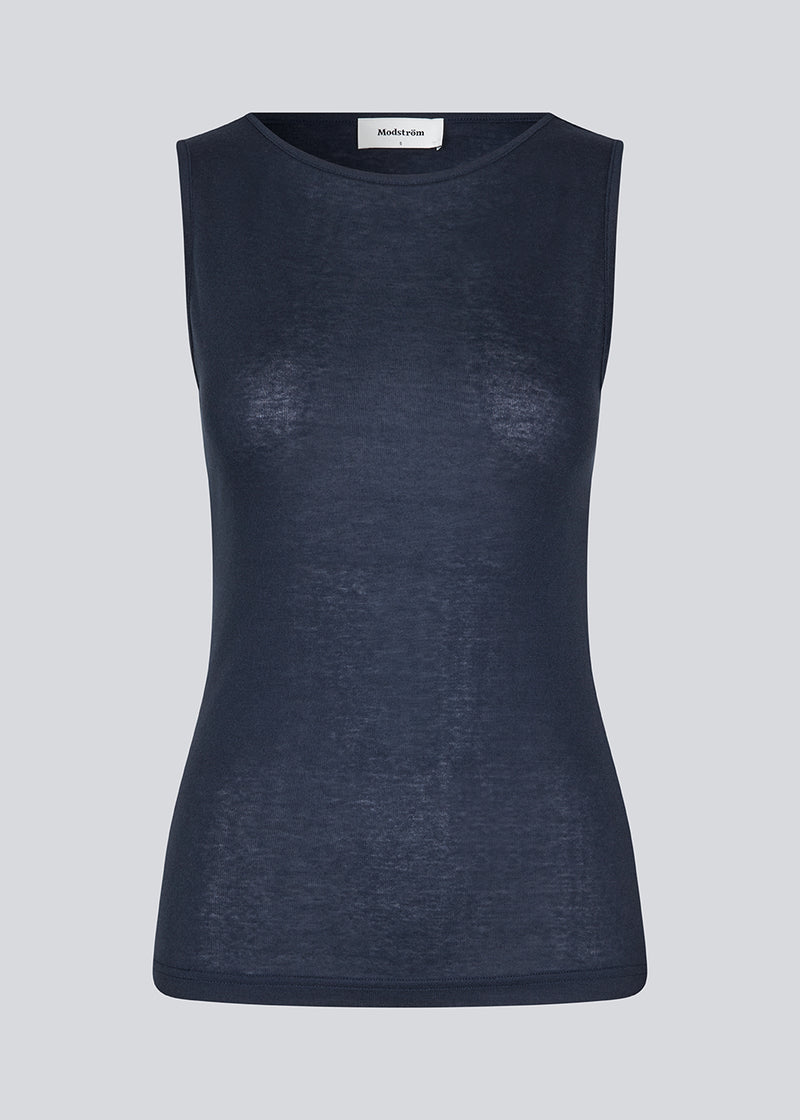 HarperMD top has a figure-hugging fit in a thin, soft jersey with a high, round neck. Sleeveless.