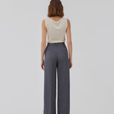HarperMD top in summer sand has a figure-hugging fit in a thin, soft jersey with a high, round neck. Sleeveless. The model is 175 cm and wears a size S/36.