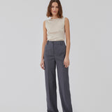 HarperMD top in summer sand has a figure-hugging fit in a thin, soft jersey with a high, round neck. Sleeveless. The model is 175 cm and wears a size S/36.