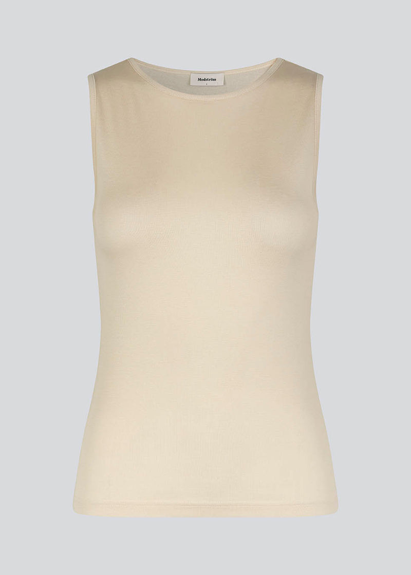 HarperMD top in summer sand has a figure-hugging fit in a thin, soft jersey with a high, round neck. Sleeveless. The model is 175 cm and wears a size S/36.