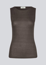 HarperMD top has a figure-hugging fit in a thin, soft jersey with a high, round neck. Sleeveless.