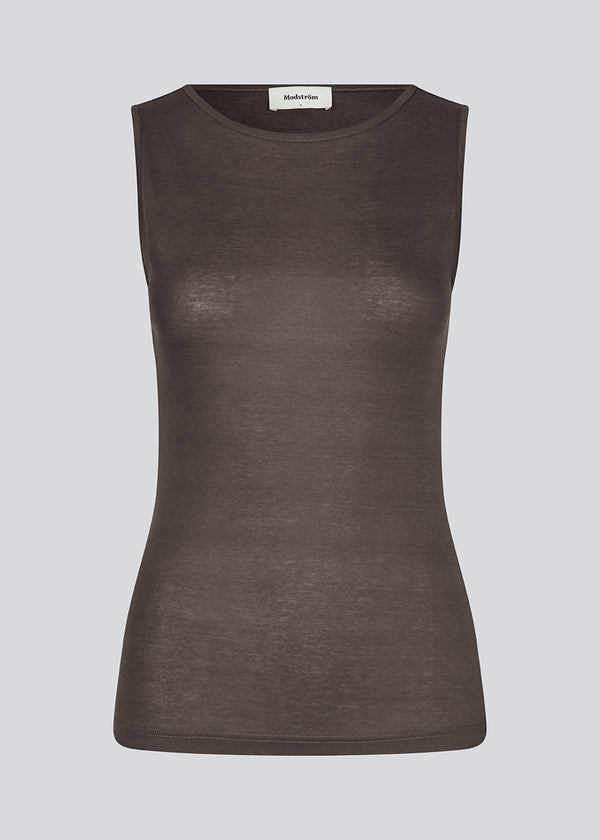 HarperMD top has a figure-hugging fit in a thin, soft jersey with a high, round neck. Sleeveless.