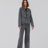 Light jacket in denim with stretch. HarveyMD jacket has a collar and lapel and is closed by tiebands in front. Long sleeves and two patch pockets in front. The model is 175 cm and wears a size S/36.