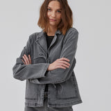 Light jacket in denim with stretch. HarveyMD jacket has a collar and lapel and is closed by tiebands in front. Long sleeves and two patch pockets in front. The model is 175 cm and wears a size S/36.