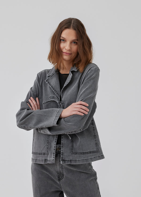 Light jacket in denim with stretch. HarveyMD jacket has a collar and lapel and is closed by tiebands in front. Long sleeves and two patch pockets in front. The model is 175 cm and wears a size S/36.