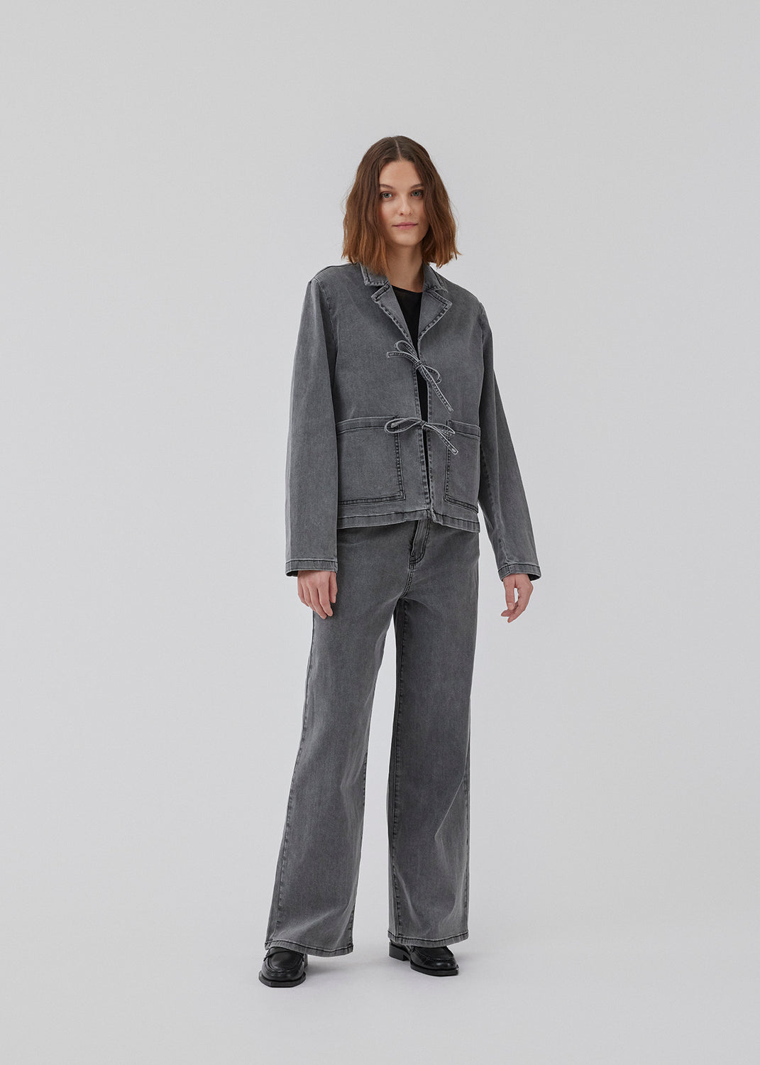 Cotton jeans with a slight stretch. HarveyMD pants has 5 pockets, straight and wide legs, and a high waist with fly and button closure. The model is 175 cm and wears a size S/36.