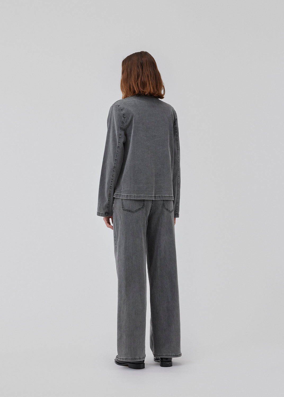 Cotton jeans with a slight stretch. HarveyMD pants has 5 pockets, straight and wide legs, and a high waist with fly and button closure. The model is 175 cm and wears a size S/36.