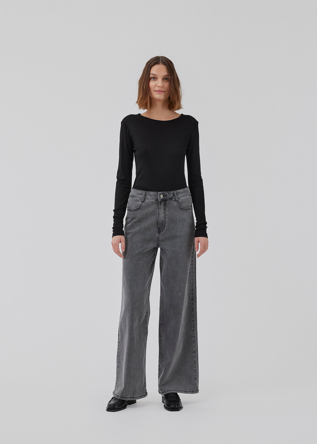 Cotton jeans with a slight stretch. HarveyMD pants has 5 pockets, straight and wide legs, and a high waist with fly and button closure. The model is 175 cm and wears a size S/36.