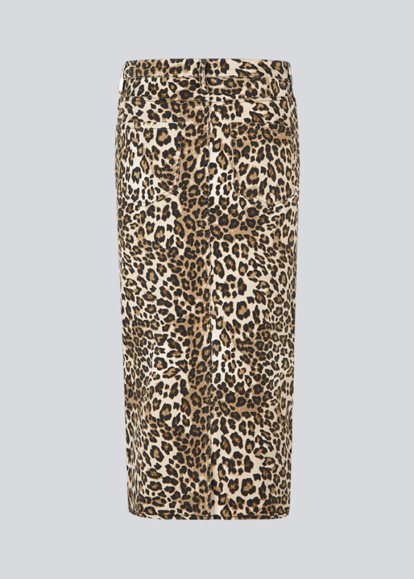 Midi skirt in cotton denim. HarveyMD print skirt has a high waistline, zip fly with buttonclosure, and a straight hem with a high slitin the back.