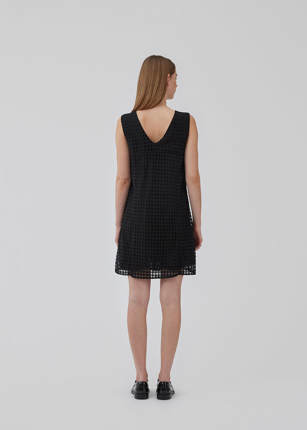Relaxed dress in a transparent lace material with slip dress. HattieMD dress has a deep v-neckline in front and back, wide straps, and detailed with a cutline below the chest. The model is 175 cm and wears a size S/36.