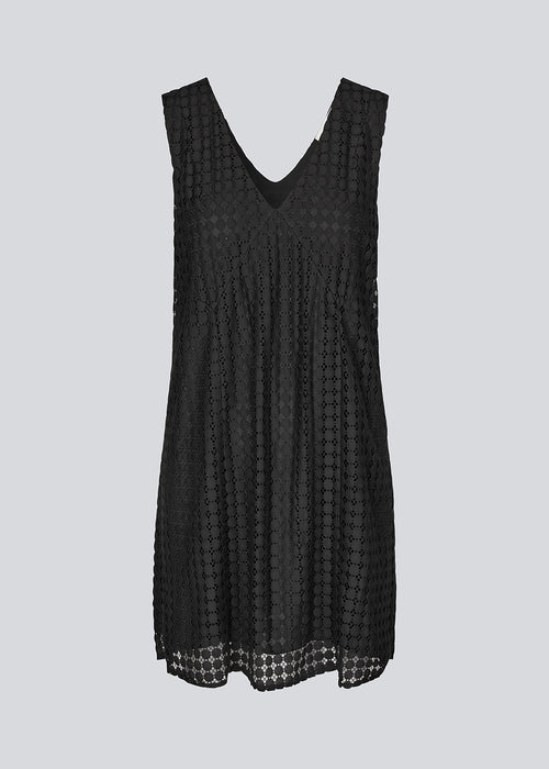 Relaxed dress in a transparent lace material with slip dress. HattieMD dress has a deep v-neckline in front and back, wide straps, and detailed with a cutline below the chest. The model is 175 cm and wears a size S/36.