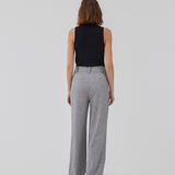 High-waisted pants in a woven quality with zip fly with hidden hook and bar closure. HeartMD pants has slanted side pockets and faux welt pockets in the back. Straight legs. The model is 175 cm and wears a size S/36.