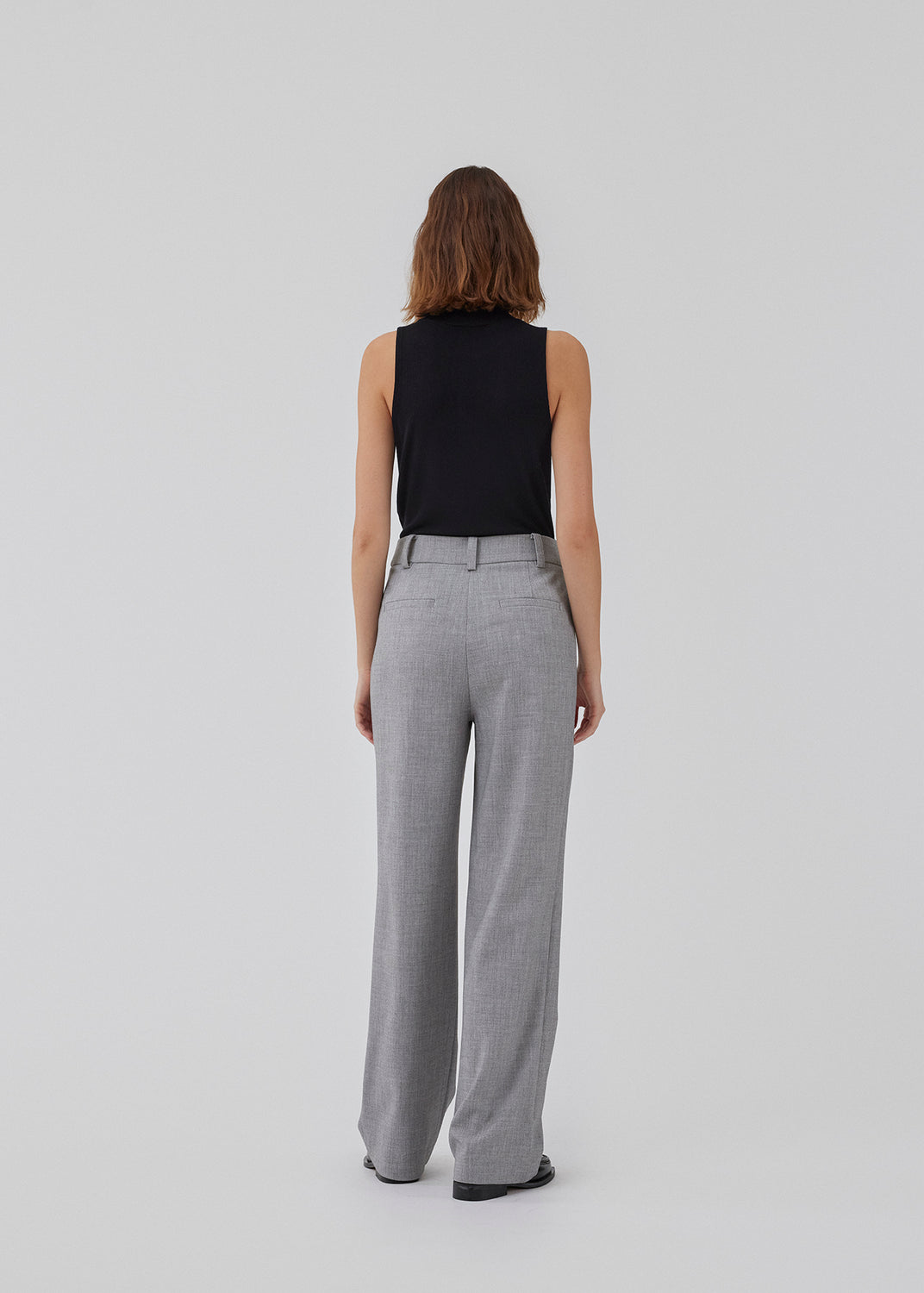 High-waisted pants in a woven quality with zip fly with hidden hook and bar closure. HeartMD pants has slanted side pockets and faux welt pockets in the back. Straight legs. The model is 175 cm and wears a size S/36.