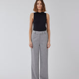 High-waisted pants in a woven quality with zip fly with hidden hook and bar closure. HeartMD pants has slanted side pockets and faux welt pockets in the back. Straight legs. The model is 175 cm and wears a size S/36.