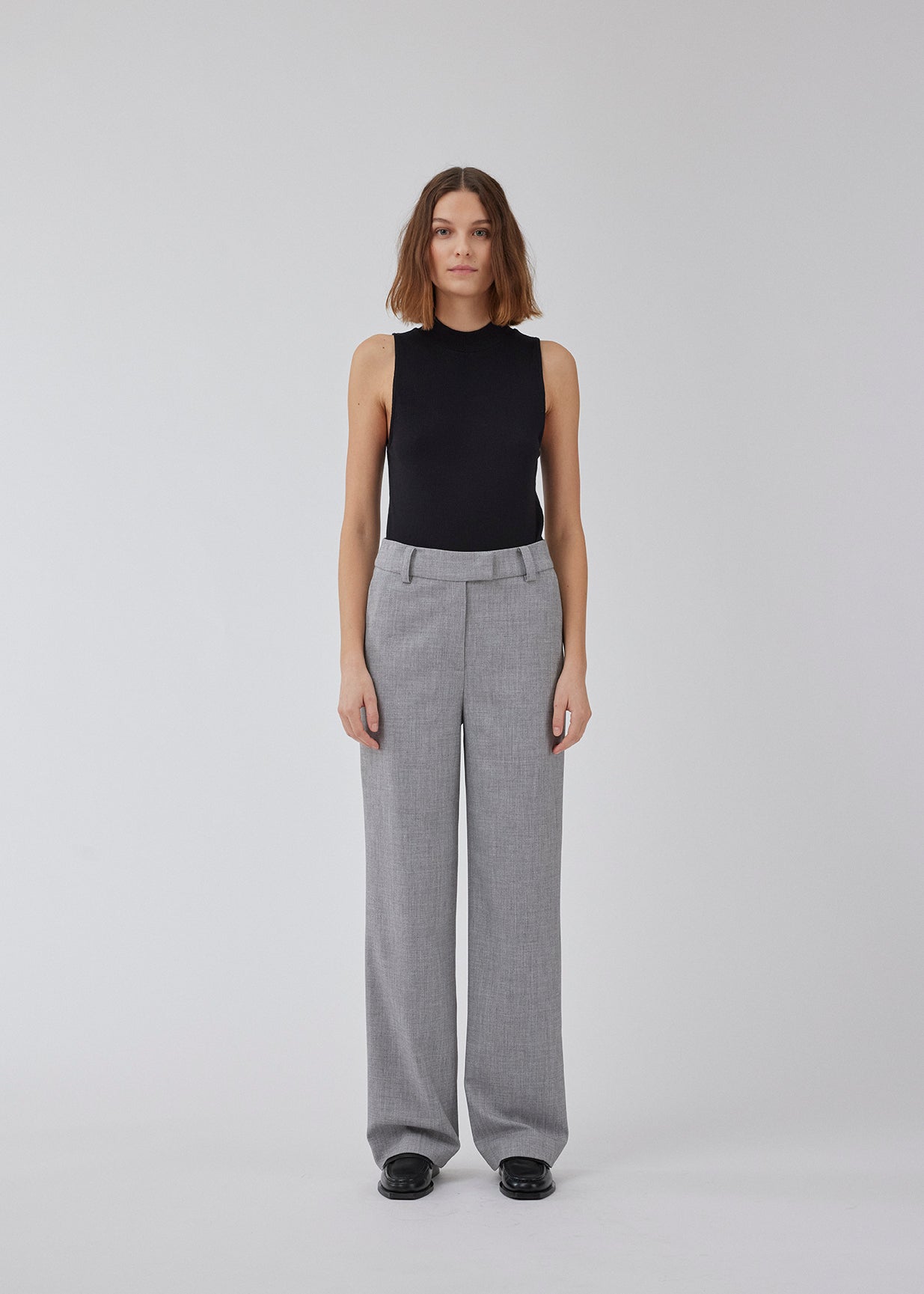 High-waisted pants in a woven quality with zip fly with hidden hook and bar closure. HeartMD pants has slanted side pockets and faux welt pockets in the back. Straight legs. The model is 175 cm and wears a size S/36.