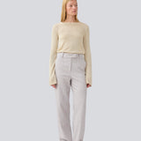 High-waisted pants in a woven quality with zip fly with hidden hook and bar closure. HeartMD pants has slanted side pockets and faux welt pockets in the back. Straight legs. The model is 175 cm and wears a size S/36.
