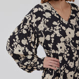 Short dress made from a light, woven quality with print, a deep v-neckline, and a casual fit. HeleneMD print dress has long balloon sleeves with dropped shoulders and cuff. The model is 175 cm and wears a size S/36.
