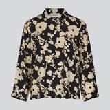 Shirt with a boxy fit in a printed viscose quality. HeleneMD print shirt has a classic collar, button closure in front and 3/4 length sleeves. The model is 175 cm and wears a size S/36.