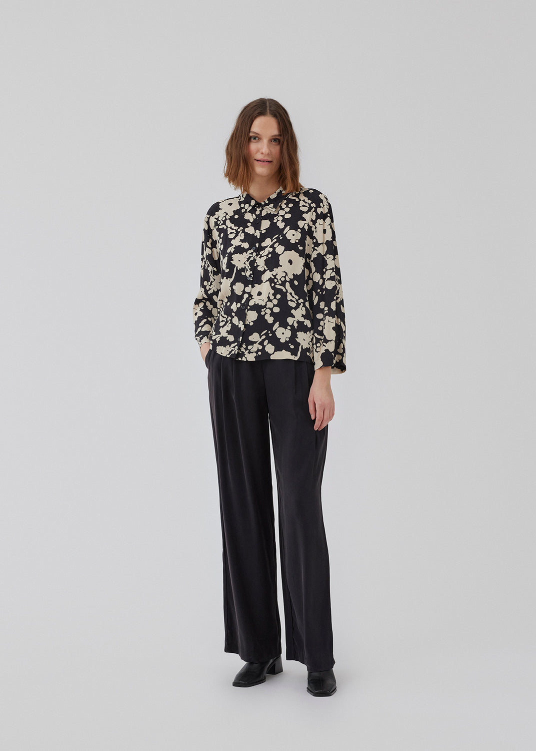 Top made from a light, woven quality with print, a round neckline with gatherings, and opening at the neck. HeleneMD print top has a loose silhouette with long sleeves. The model is 175 cm and wears a size S/36.