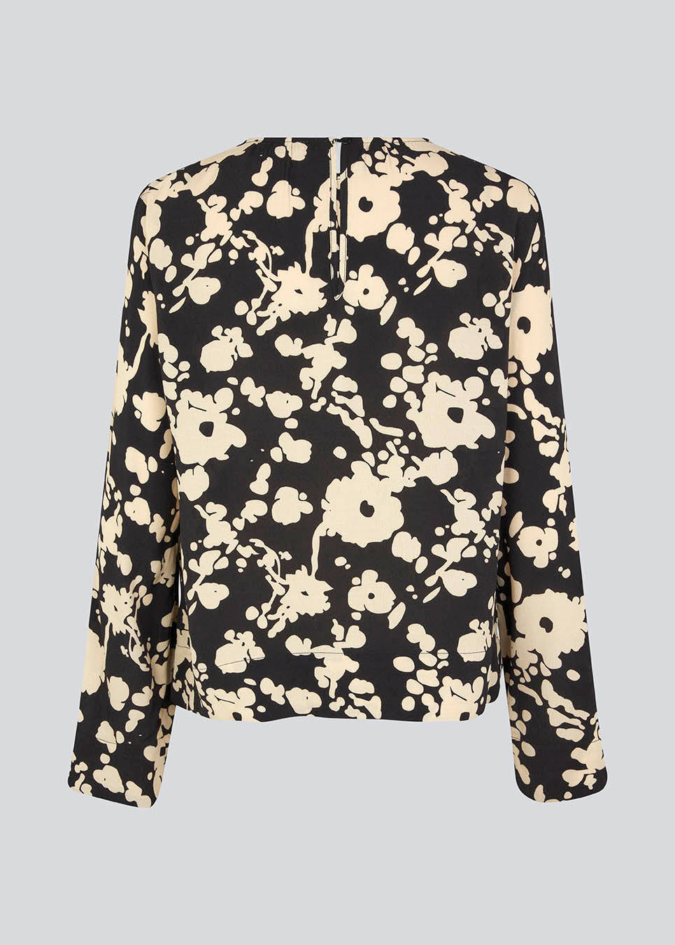 Top made from a light, woven quality with print, a round neckline with gatherings, and opening at the neck. HeleneMD print top has a loose silhouette with long sleeves. The model is 175 cm and wears a size S/36.