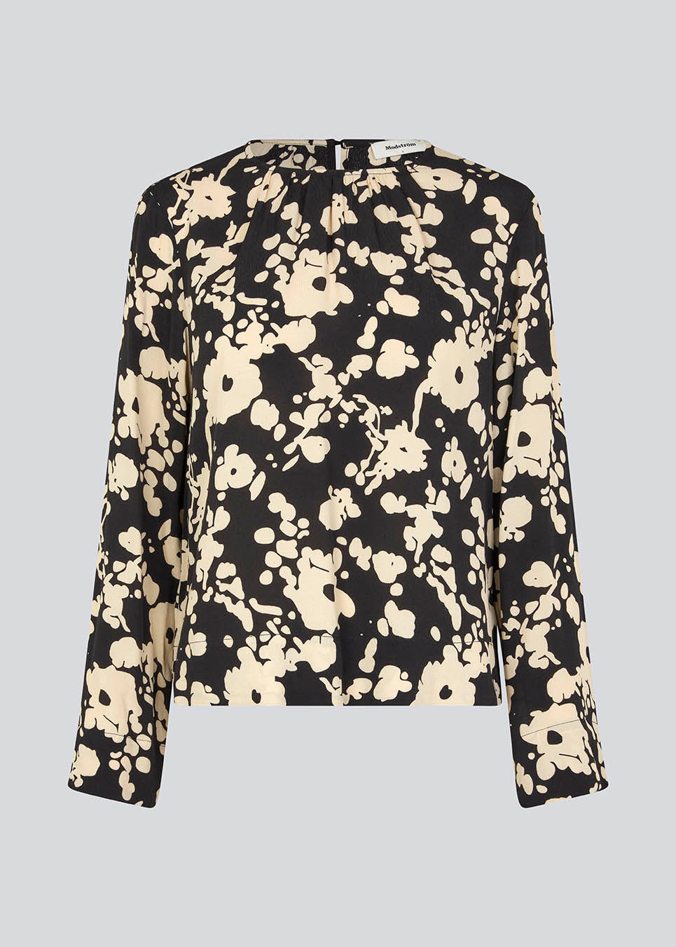 Top made from a light, woven quality with print, a round neckline with gatherings, and opening at the neck. HeleneMD print top has a loose silhouette with long sleeves. The model is 175 cm and wears a size S/36.
