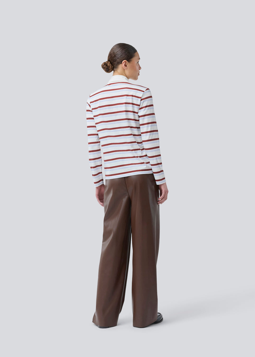 Longsleeved t-shirt made from cotton jersey with stripes. HellenMD LS stripe t-shirt has a relaxed silhouette with wide sleeves and a round neck. The model is 175 cm and wears a size S/36.