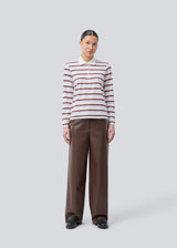 Longsleeved t-shirt made from cotton jersey with stripes. HellenMD LS stripe t-shirt has a relaxed silhouette with wide sleeves and a round neck. The model is 175 cm and wears a size S/36.
