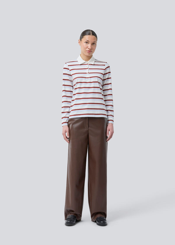 Longsleeved t-shirt made from cotton jersey with stripes. HellenMD LS stripe t-shirt has a relaxed silhouette with wide sleeves and a round neck. The model is 175 cm and wears a size S/36.